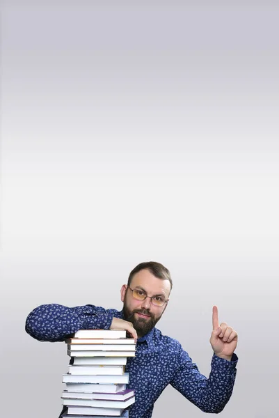 Étudiant adulte barbe homme avec pile de livre — Photo