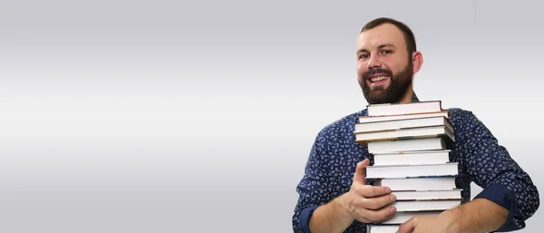 Estudante adulto barba homem com pilha de livro — Fotografia de Stock
