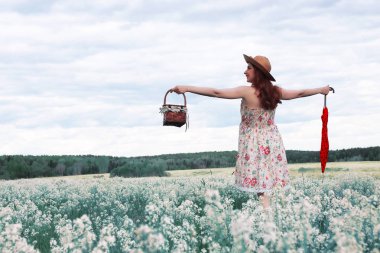 bir yaz çayır beyaz çiçek kız
