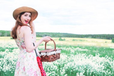 bir yaz çayır beyaz çiçek kız