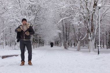 sakallı adam kış Park'ta yürüyordunuz