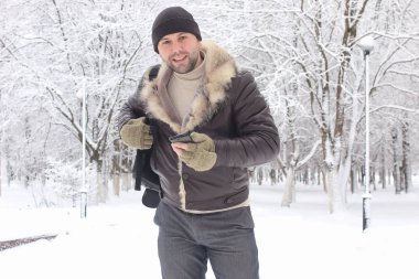 sakallı adam kış Park'ta yürüyordunuz