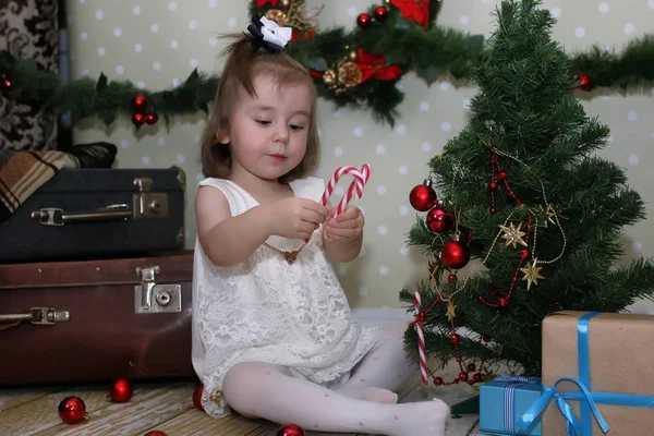 Linda niña se viste de árbol de Navidad — Foto de Stock