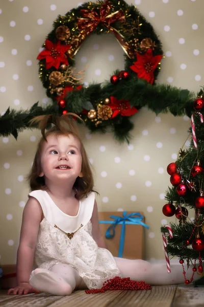 Linda niña se viste de árbol de Navidad — Foto de Stock