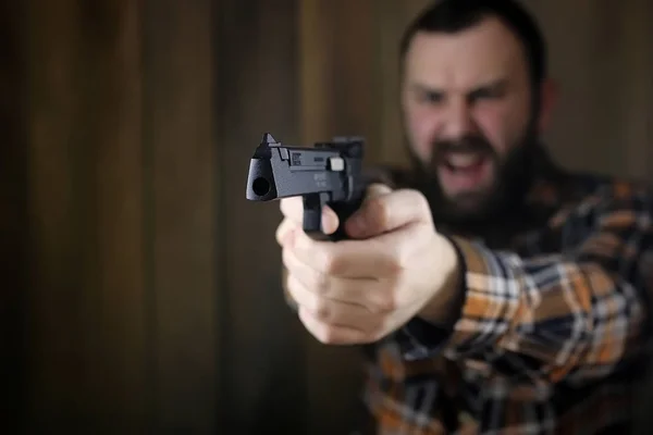 Человек с защитными очками и ушной тренировкой в стрельбе из пистолета — стоковое фото