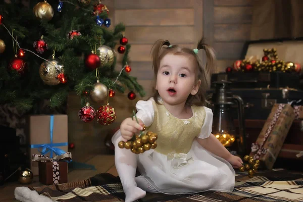 Noite antes do Natal pequeno bebê sentado no chão e jogar — Fotografia de Stock