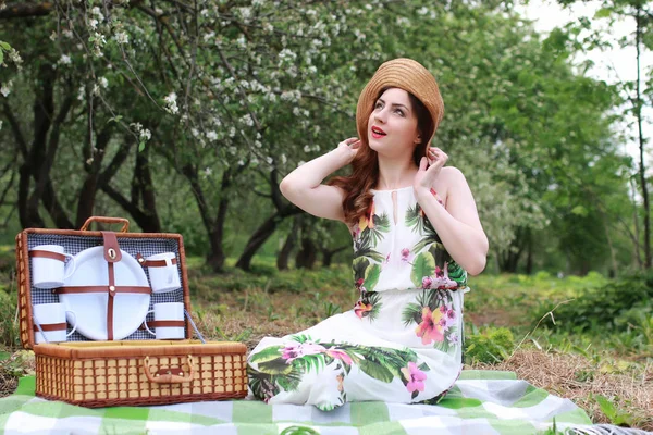 Mujer al aire libre en vestido sombrero naturaleza — Foto de Stock