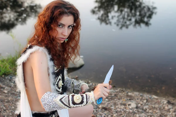 Kız nehirde mızrakla