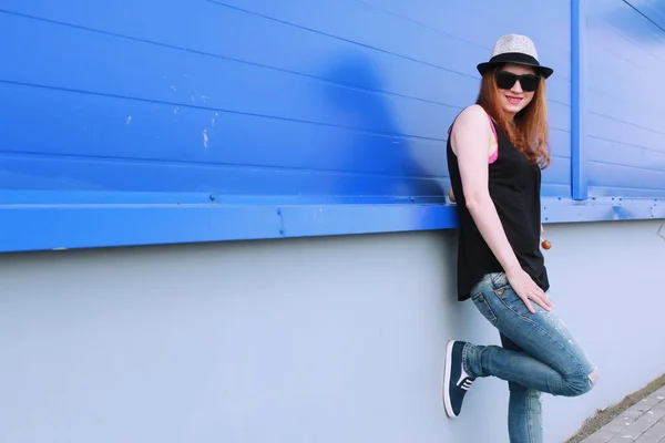 Chica hipster en la pared azul — Foto de Stock