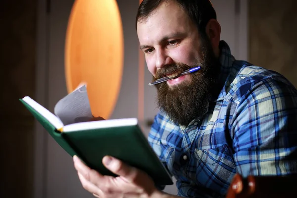Чоловік бородатий читав книгу — стокове фото