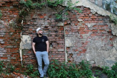 eski tuğla duvar adam stand