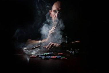 Duman borusu dostum ve poker oynayın