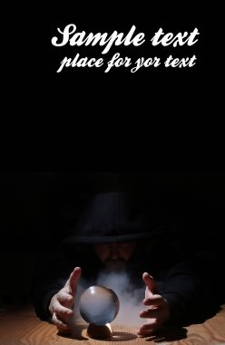 adam siyah başlıklı cristal topu ve metin için boş yer