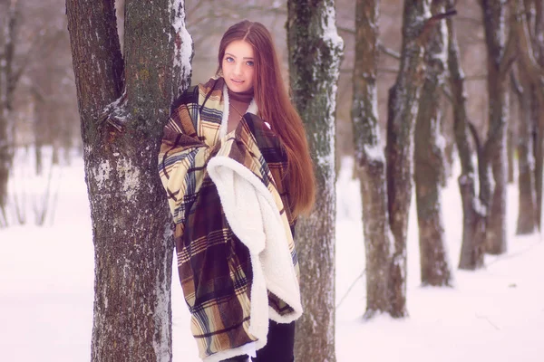 Aranyos lány, kék szemek burkolózva egy takarót télen — Stock Fotó
