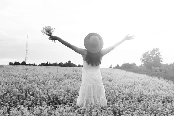 Ritratto monocromatico di giovane ragazza in un cappello in piedi in un enorme fi — Foto Stock