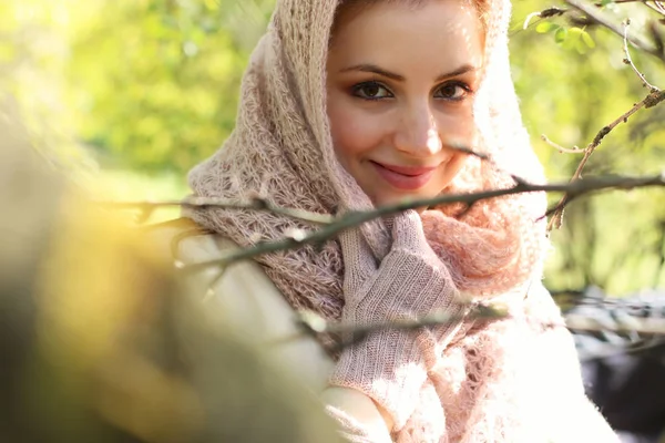 Chica en un parque llevar una bufanda otoño —  Fotos de Stock