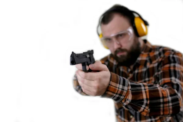 Hombre con gafas protectoras y entrenamiento de orejas en pistola sh —  Fotos de Stock