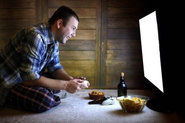 adam bir konsol oyun çubuğu büyük Tv önce üzerinde oynamak