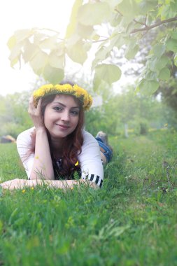 Sarı dandelions çayırda güneşli bir dinlenme kız