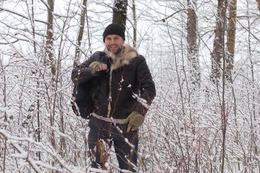 sakallı adam kış Park'ta yürüyordunuz