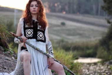 Kız nehirde mızrakla