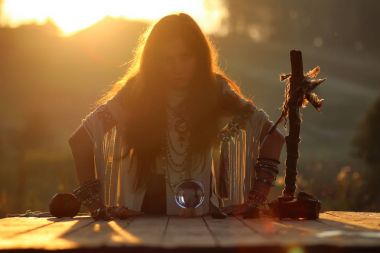 kristal top ile günbatımında cadı