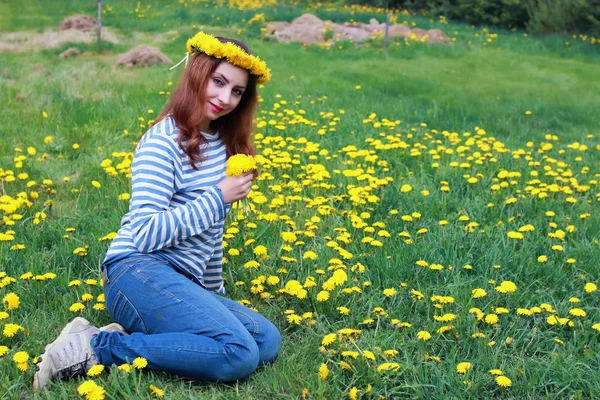 Jovem mulher no prado de dente-de-leão — Fotografia de Stock