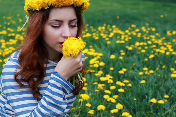 Wanita muda di padang rumput dandelion — Stok Foto