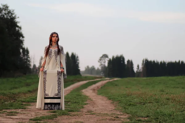 Menina no país de estrada vestido longo — Fotografia de Stock