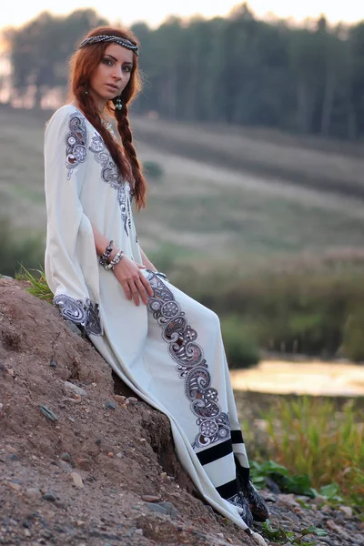 Kvinna i vit klänning sunset — Stockfoto