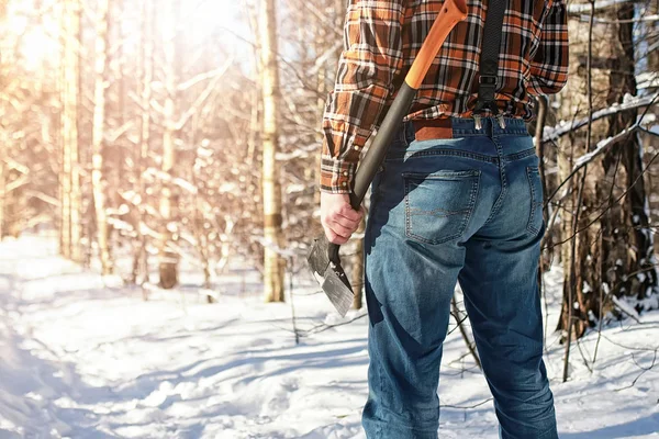 Abedul invierno bosque hombre con hacha — Foto de Stock