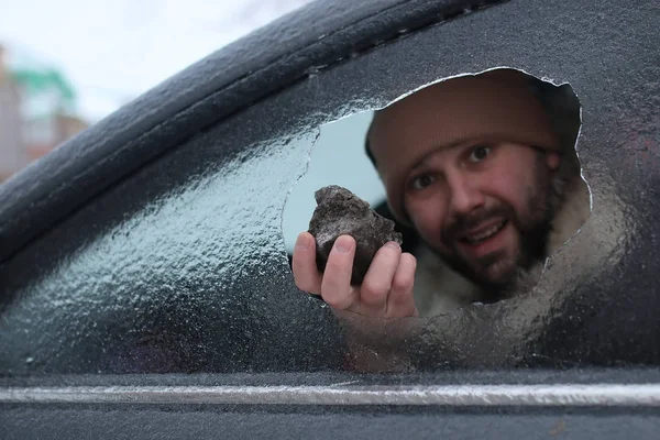 Hombre rompió el cristal del coche una pequeña piedra —  Fotos de Stock