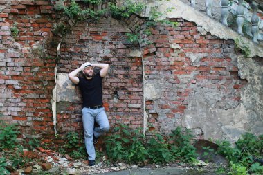eski tuğla duvar adam stand