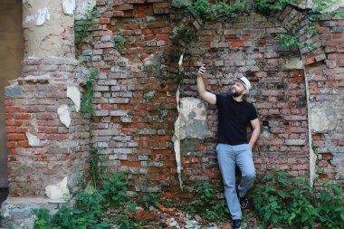 eski tuğla duvar adam stand