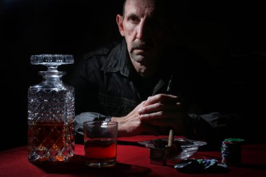 Duman borusu dostum ve poker oynayın