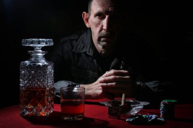 Duman borusu dostum ve poker oynayın