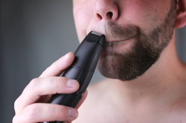 sakallı adam tıraş