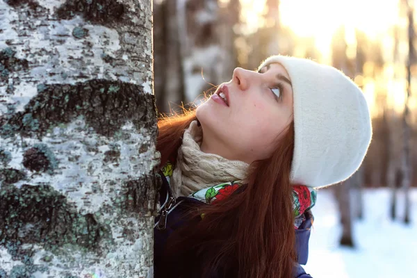 Зимний день и милая девушка на открытом воздухе — стоковое фото
