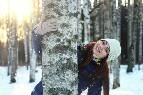 Vinterdag och söt flicka utomhus — Stockfoto