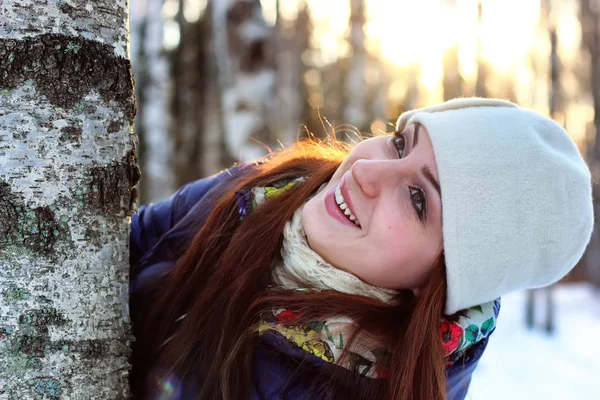 Día de invierno y linda chica al aire libre — Foto de Stock