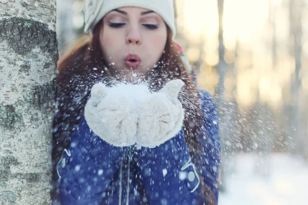 Zimowy dzień i Ładna dziewczyna odkryty — Zdjęcie stockowe