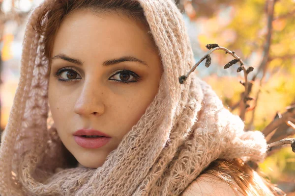 소녀는 공원에서 착용 한 스카프가을 — 스톡 사진