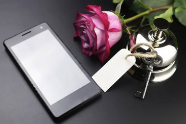 Bell ve Otelin resepsiyonunda anahtar