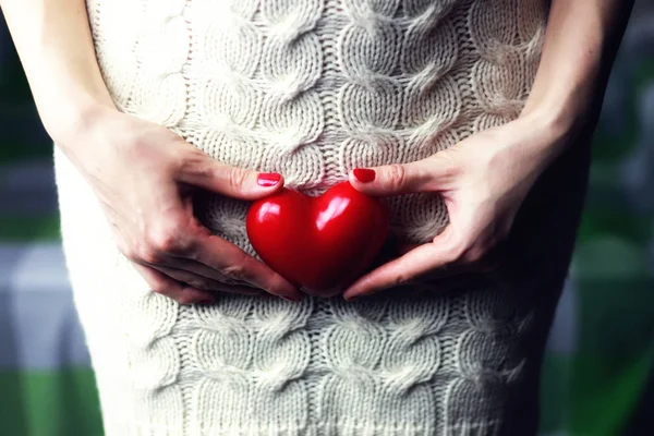 Kadın holding kalp — Stok fotoğraf