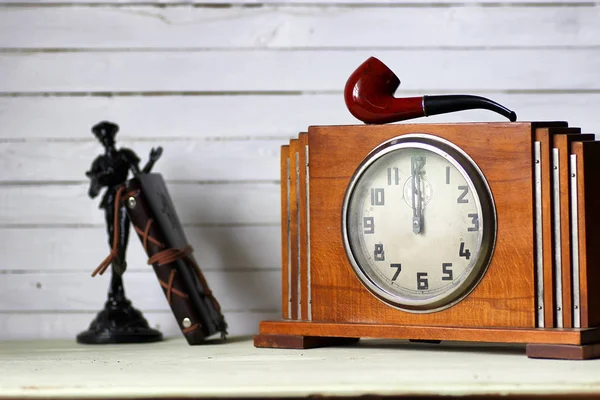 오래 된 시계와 담배 파이프 — 스톡 사진