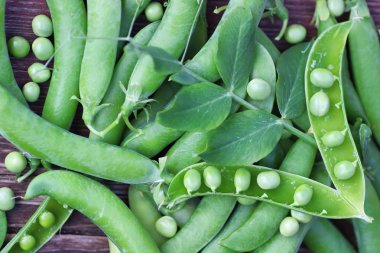 bezelye ahşap arka plan üzerinde