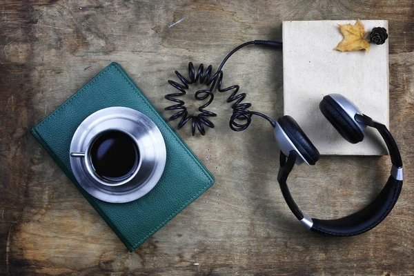 Auriculares audiolibros y libro sobre mesa de madera — Foto de Stock