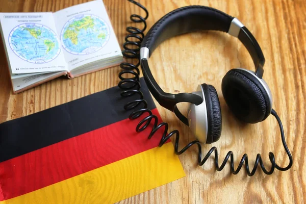 Course language headphone and flag on a table — Stock Photo, Image
