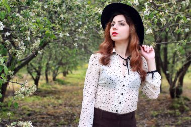 retro elbise açık bavul parktaki kadın