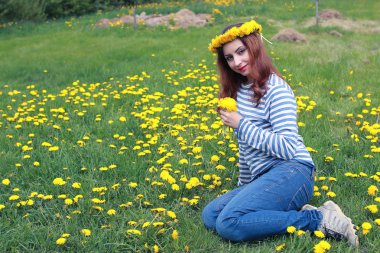 Sarı dandelions çayırda güneşli bir dinlenme kız